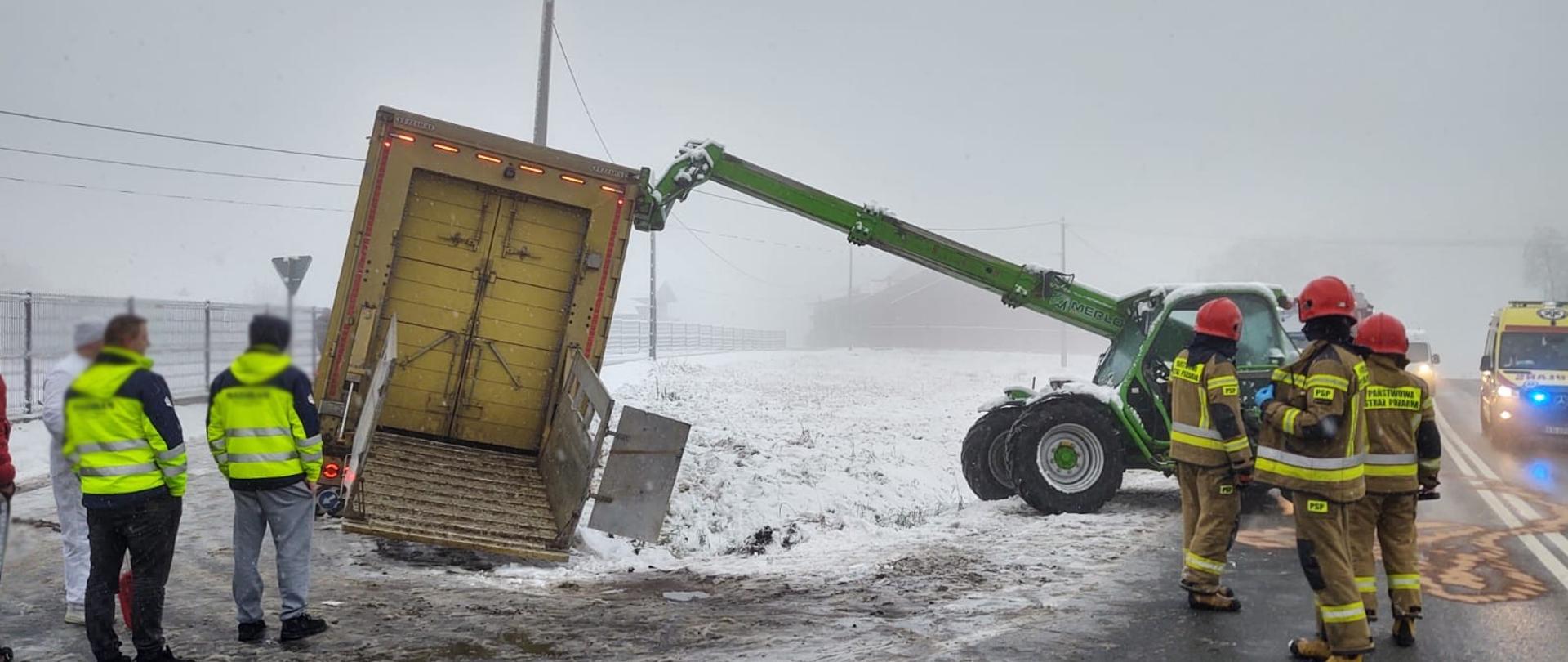 Strażacy podczas działań ratowniczych.