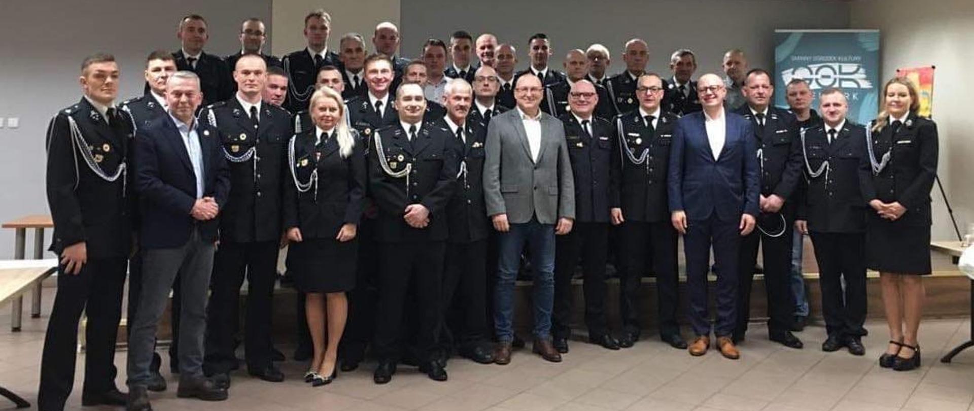 Wspólne zdjęcie uczestników zebrania OSP Wielbark