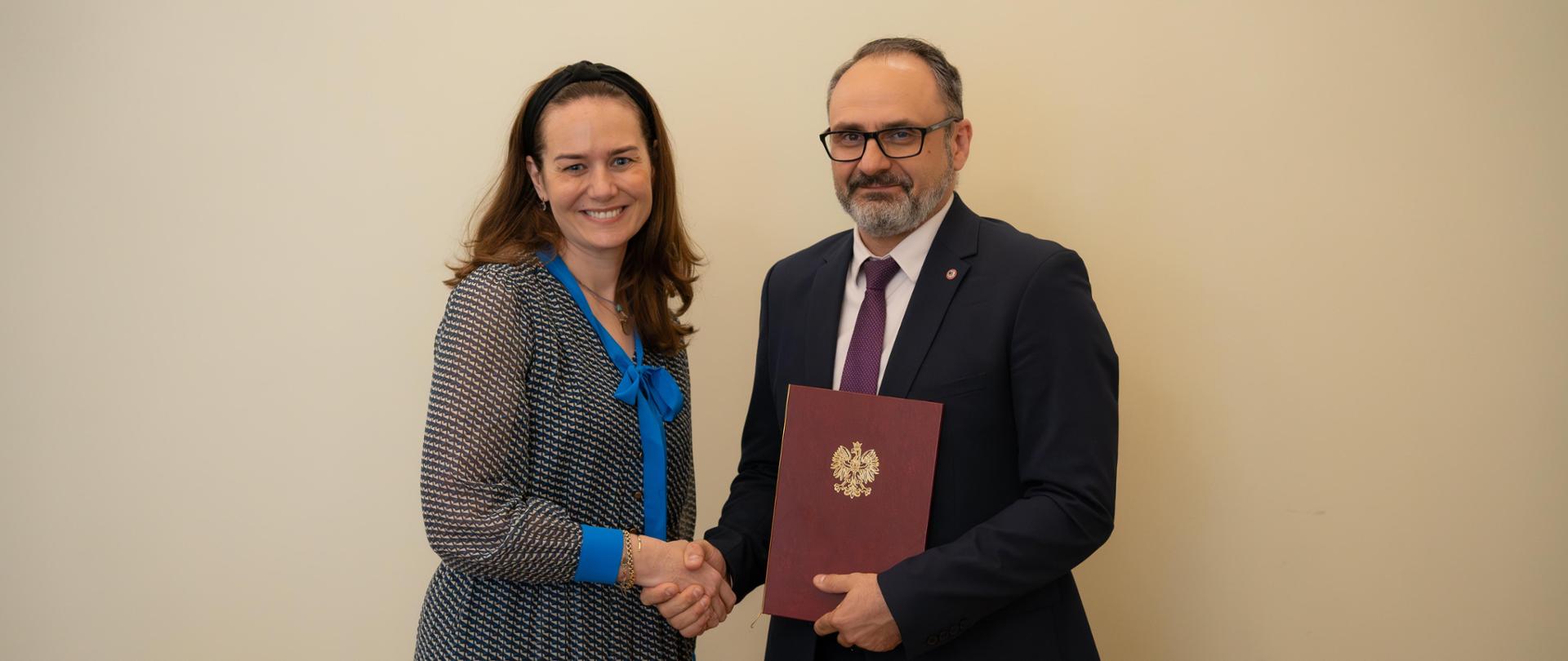 Wiceministra Maria Ejchart wręczyła akty powołania do Rady Programowo-Naukowej kwartanika „Probacja”.