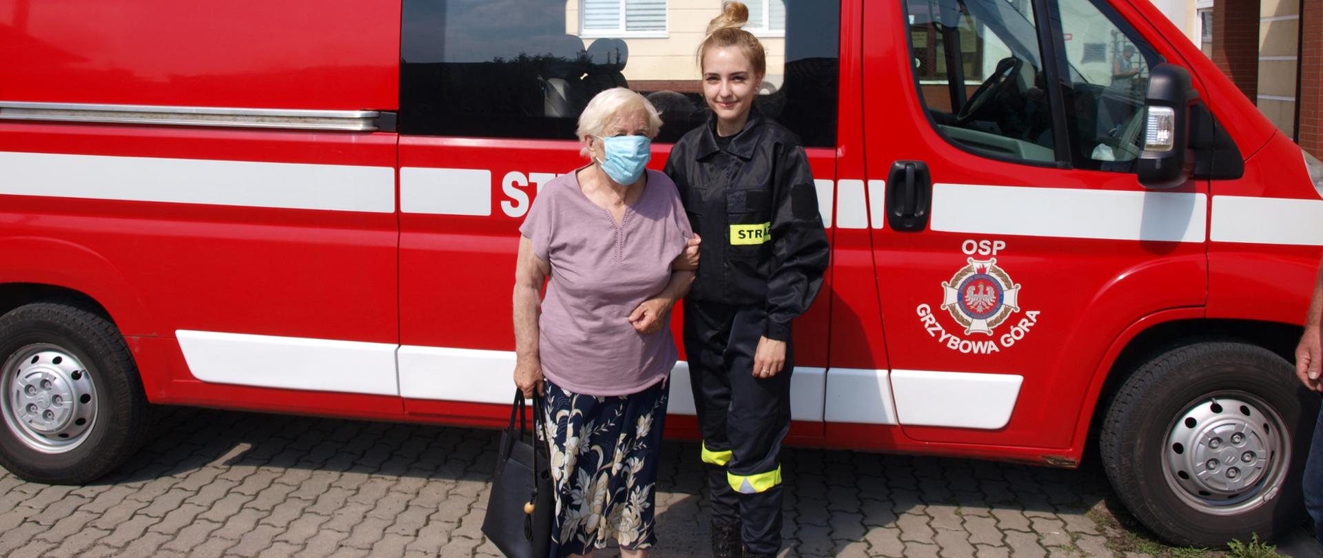 Strażacy z OSP Grzybowa Góra dowożą starsze osoby na szczepienie przeciw COVID-19 