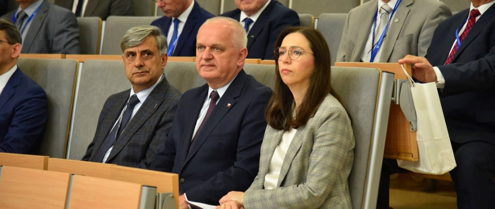 Wojewoda i Główny Inspektor Pracy w czasie konferencji 