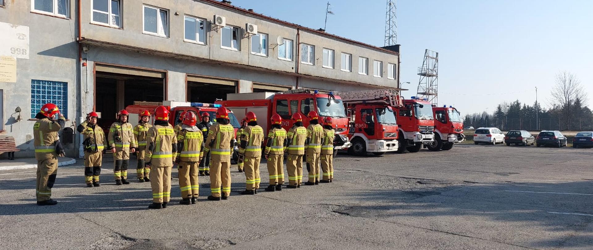 Na placu jednostki ratowniczo-gaśniczej w Żarach podczas zmiany służbowej strażacy uczcili minutą ciszy poległych strażaków z Ukrainy