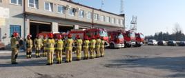 Na placu jednostki ratowniczo-gaśniczej w Żarach podczas zmiany służbowej strażacy uczcili minutą ciszy poległych strażaków z Ukrainy