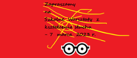 Na czerwonym tle narysowana jest pięciolinia i klucz wiolinowy w kolorze żółtym. Zamieszczone napisy są w kolorze czarnym. Na obrazku widnieją okulary w kolorze czarnym na białym tle.
