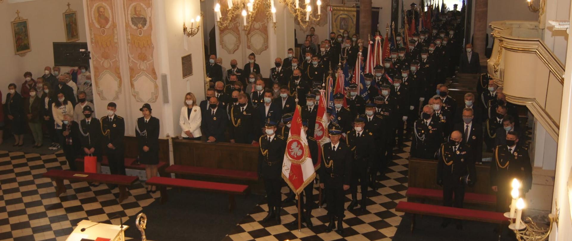 zdjęcie z Kościoła podczas Pielgrzymki Strażaków do Sanktuarium NMP Królowej Różańca Świętego w Wysokim Kole.