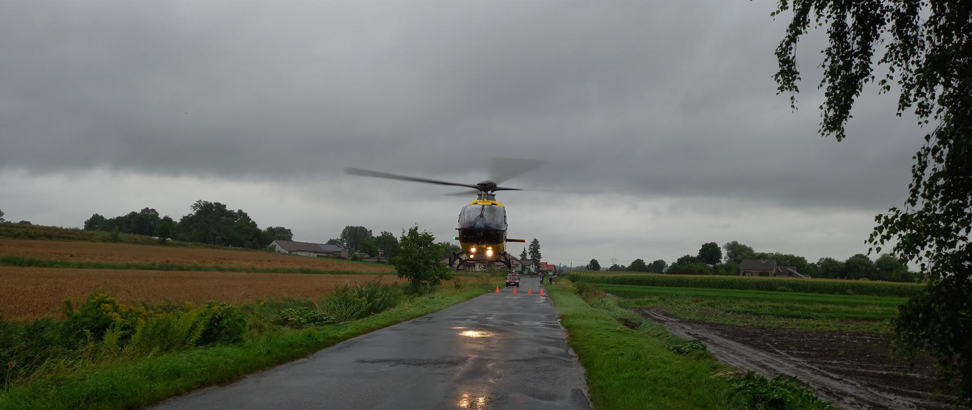 Helikopter Lotniczego Pogotowia Ratunkowego startuje z miejsca zdarzenia zabierając poszkodowanego do szpitala