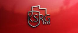 Logo KSRG na czerwonym tle.