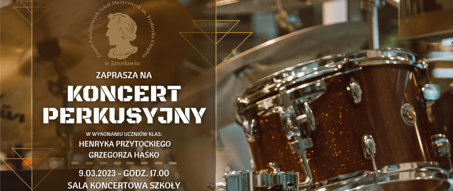 Baner reklamowy na ciemnobrązowym tle stworzonym z połączonych zdjęć instrumentów perkusyjnych. Plakat podzielony na całej wysokości na dwie równe części - po lewej obszar oddzielony jasnożółtymi separatorami, dodatkowo przyciemniony, na górze logotyp ZPSM w Jarosławiu z ciemnożółtą grafiką popiersia Fryderyka Chopina na przeźroczystym tle na wzór okrągłego stempla z otaczający napisem Zespół Państwowych Szkół Muzycznych im. Fryderyka Chopina w Jarosławiu., poniżej białymi literami: zaprasza na KONCERT PERKUSYJNY w wykonaniu uczniów klas Henryka Przytockiego i Grzegorza Haśko, akompaniament: Jakub Międlar oraz Albert Tu Van. Poniżej 9.03.2023 godz. 17.00, SALA KONCERTOWA SZKOŁY, poniżej ikonografika cyfrowego zapisu fali dźwiękowej, a poniżej adres https://www.gov.pl/web/zpsmjaroslaw/, na samym dole ikony YT i FB. Po prawej zdjęcie tła, a w nim występujący zazwyczaj w składzie zestawu perkusyjnego jeden z dwóch tomów zamontowany na statywie.