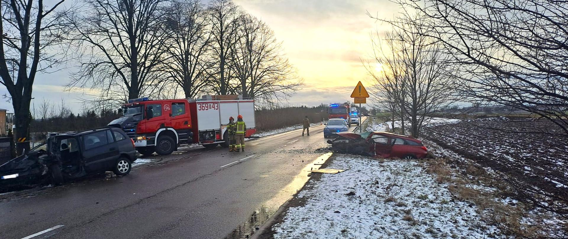 zniszczone auta osobowe w wyniku zdarzenia. W tle widoczne służby