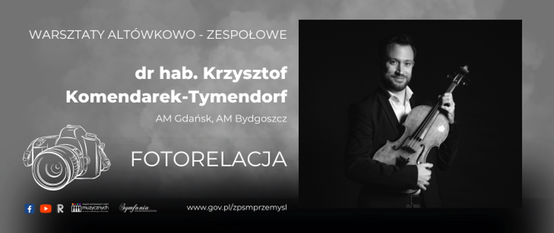 Na szarym tle z prawej strony znajduje się zdjęcie wykładowcy. Po lewej widnieje napis: Warsztaty altówkowo - zespołowe, dr hab. Krzysztof Komendarek-Tymendorf, AM Gdańsk, AM Bydgoszcz, Fotorelacja, a obok niej grafika aparatu fotograficznego. Poniżej znajdują się logo FB, YT, Rady Rodziców, Symfonii i szkoły oraz adres internetowy szkoły.