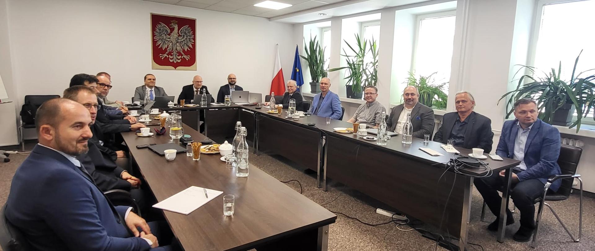 zdjęcie z sali konferencyjnej z I posiedzenia Zespołu do spraw ujednolicenia stosowania modelu pojęciowego,
schematów aplikacyjnych oraz standardów wymiany danych w formacie GML