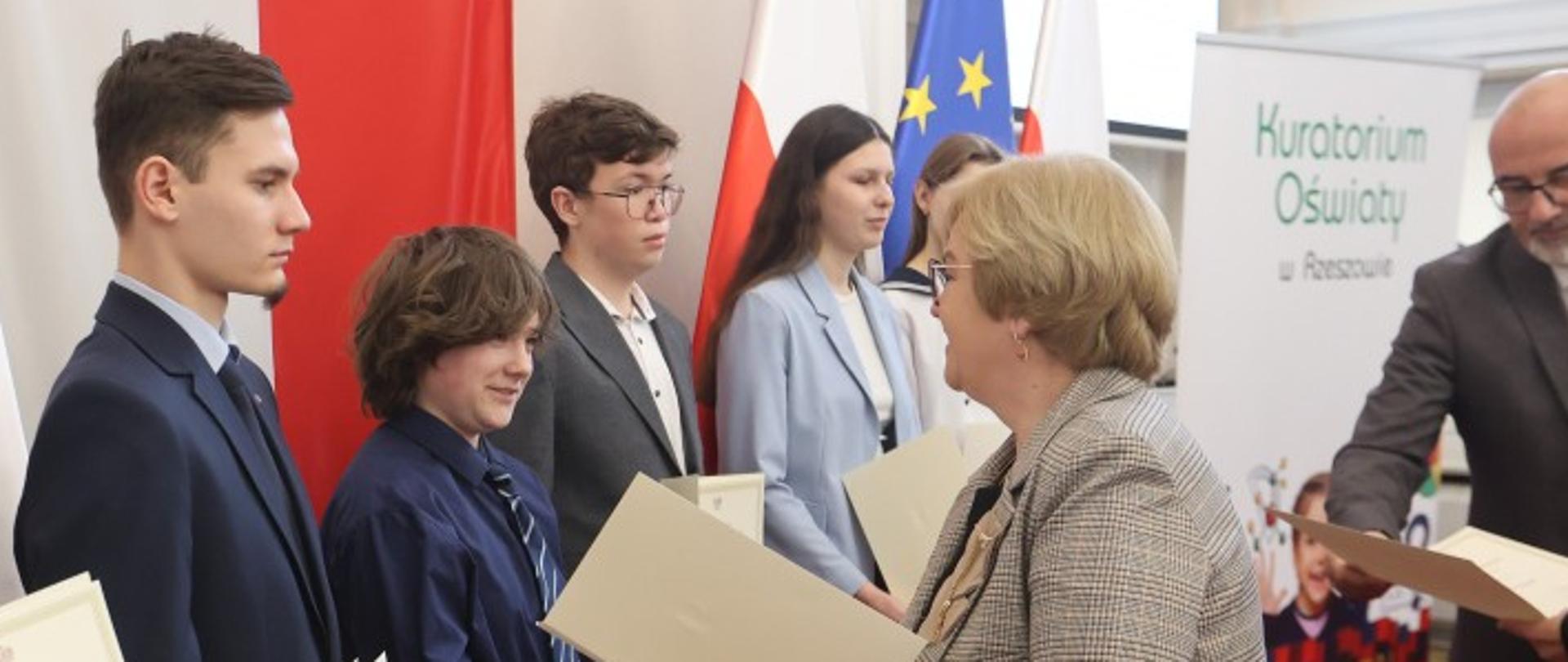 Na zdjęciu widoczni stypendyści, wód nich nasza uczennica, której Pani Wojewoda Podkarpacki wręcza stypendium (dyplom).