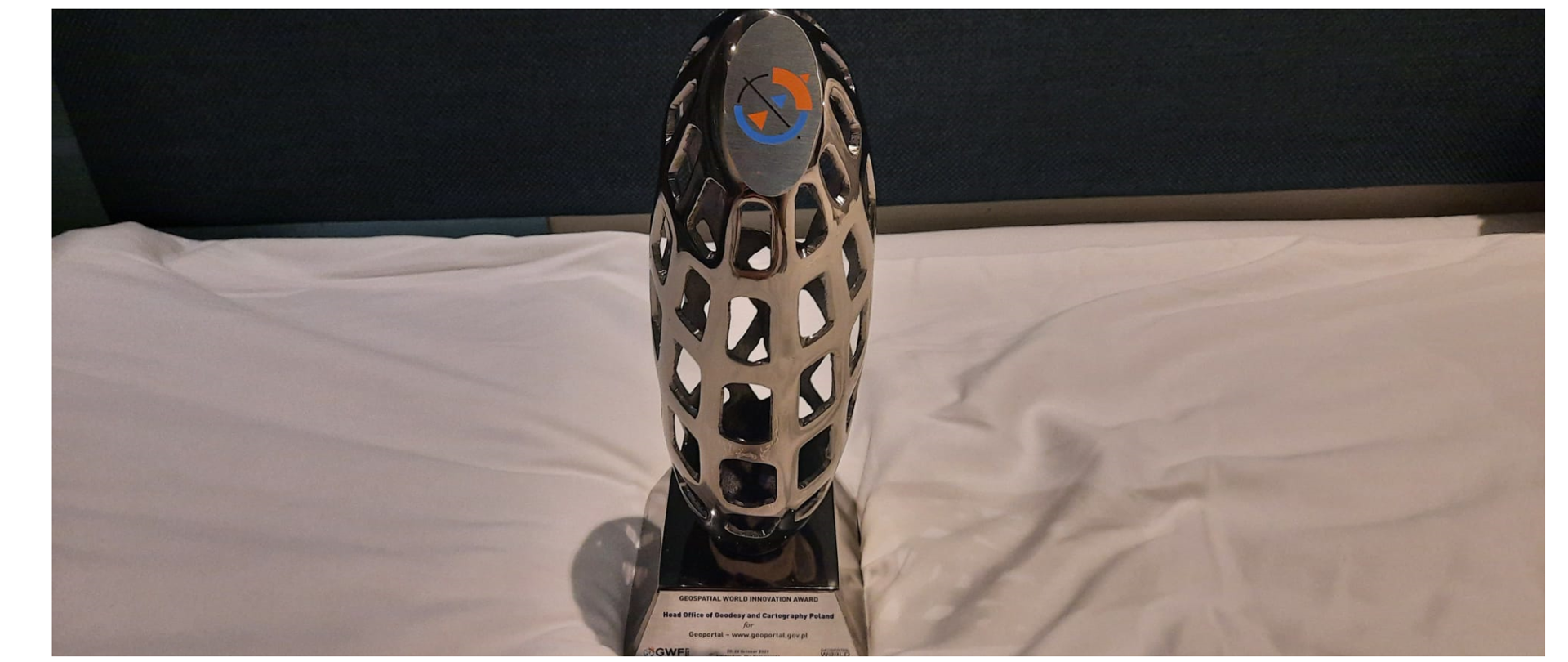 Statuetka "Geospatial World Innovation Award" 