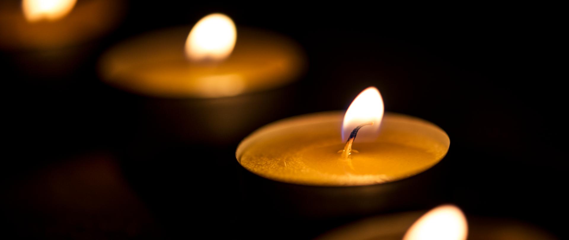 Płonące świeczki na ciemnym tle
