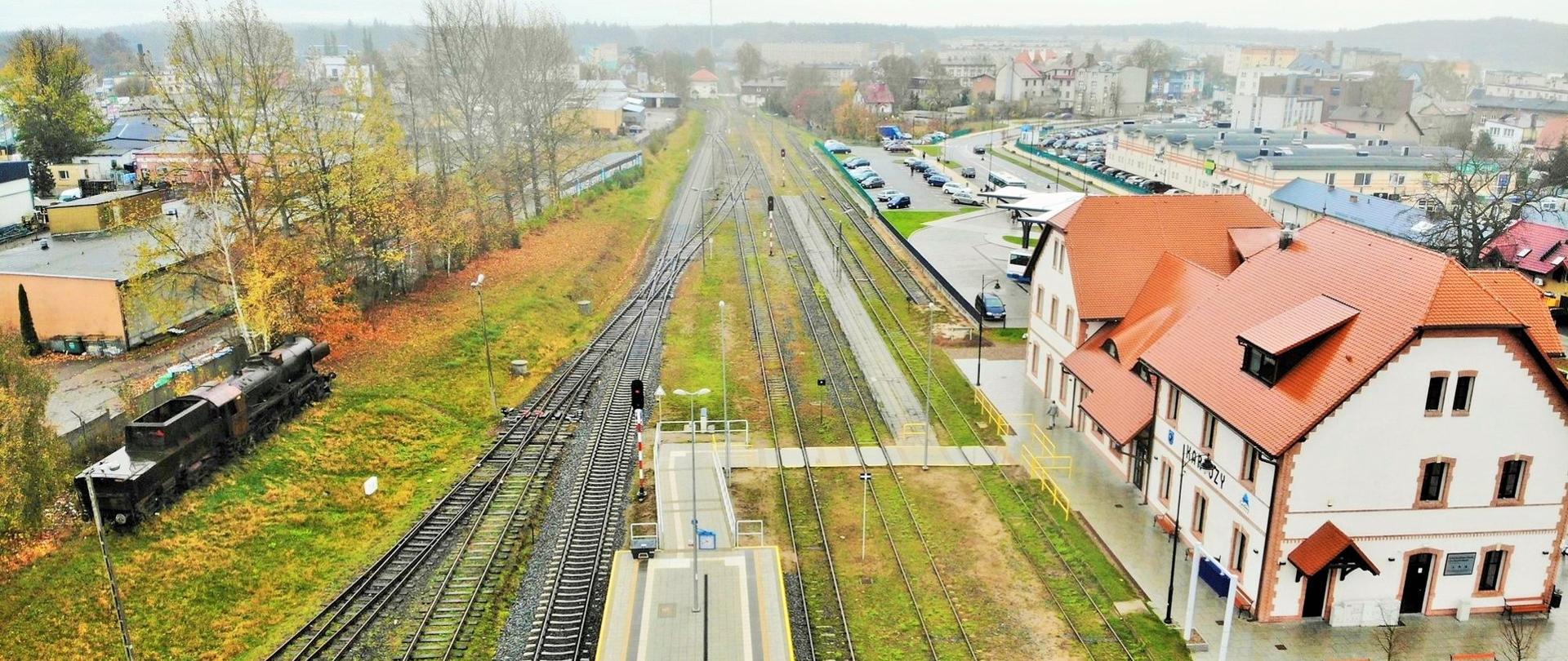 Kartuzy - peron i budynek dworcowy stacji z lotu ptaka