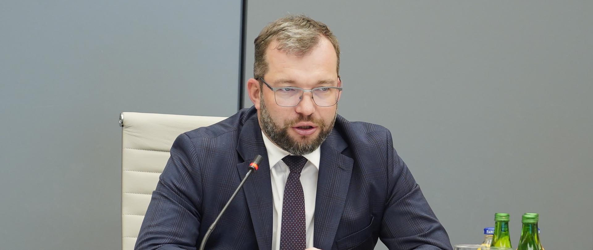 Minister Funduszy i Polityki Regionalnej przemawia do mikrofonu podczas konferencji.