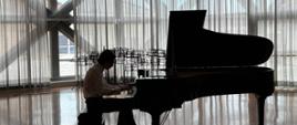 Adam Szambelańczyk przy fortepianie