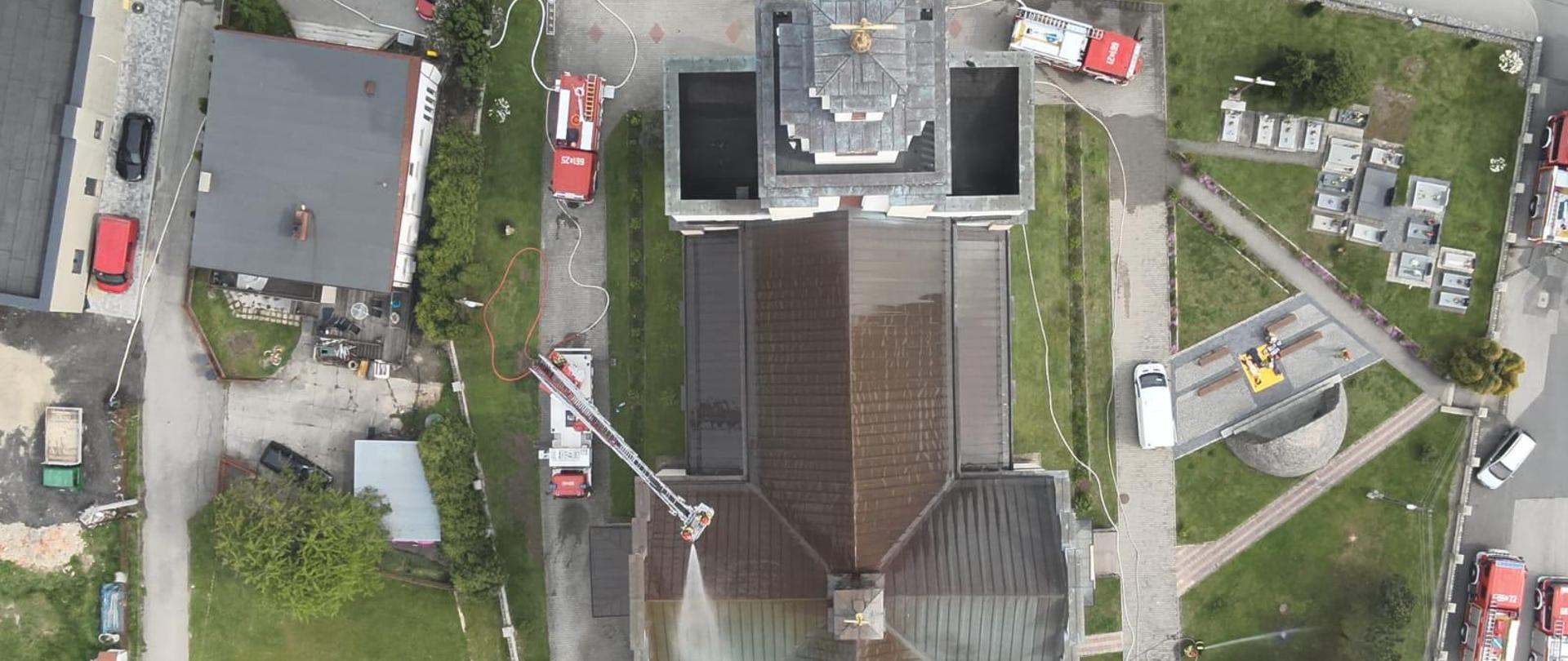 Widok na kościół i samochody pożarnicze podczas ćwiczeń z lotu ptaka