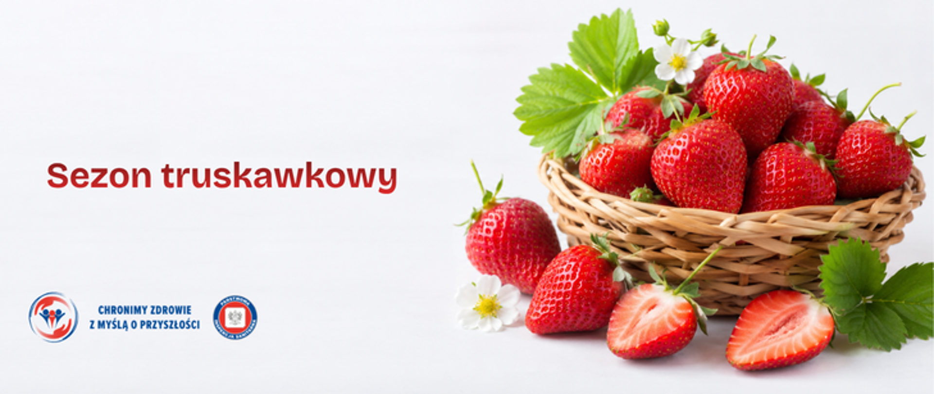 Po lewej stronie na jasnoszarym tle znajduje się czerwony napis „Sezon truskawkowy”. Po prawej stronie widoczny jest koszyk wypełniony świeżymi, czerwonymi truskawkami, otoczony pojedynczymi owocami, zielonymi liśćmi oraz białymi kwiatami truskawki. W lewym dolnym rogu logo Państwowej Inspekcji Sanitarnej wraz z hasłem: Chronimy zdrowie z myślą o przyszłości.