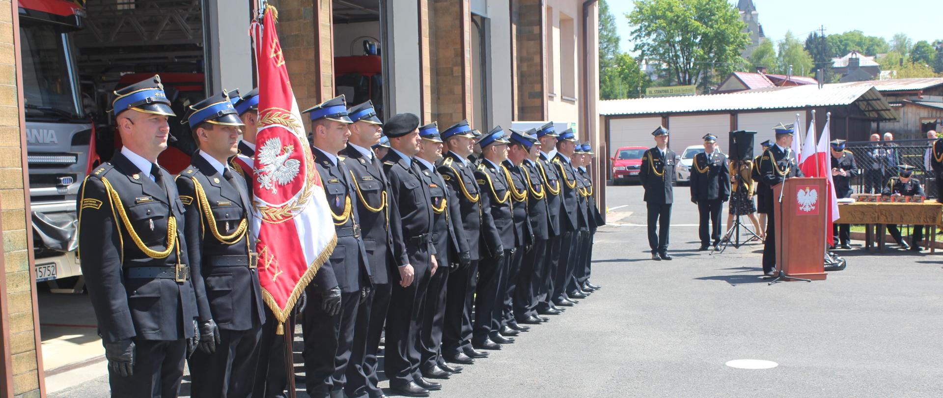 Zdjęcie przedstawia funkcjonariuszy KP PSP Lesko oraz zaproszonych gości podczas Powiatowych Obchodów Dnia Strażaka w Lesku.