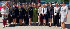 Grupa kobiet, strażaczek pozuje do zdjęcia.