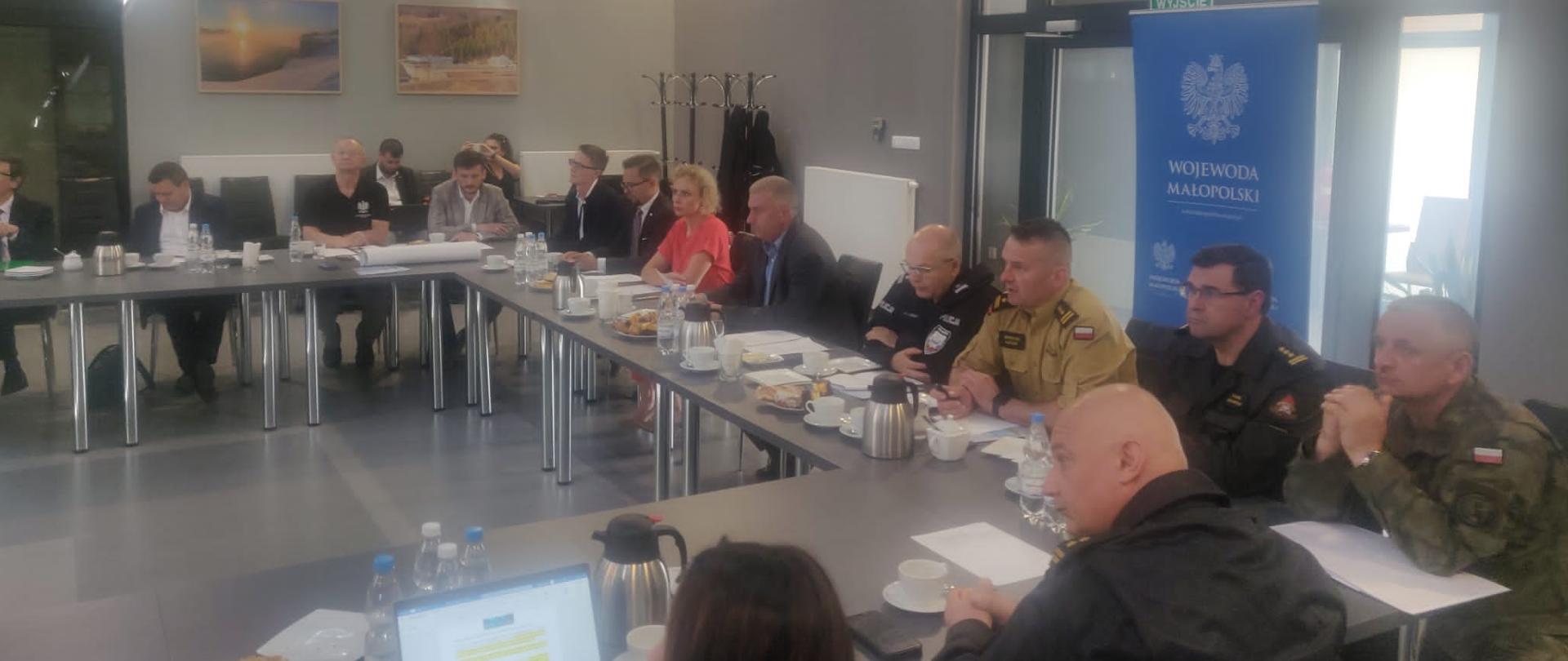 Posiedzenie Wojewódzkiego Zespołu Zarządzania Kryzysowego w Świnnej Porębie z udziałem zastępcy Małopolskiego Komendanta Wojewódzkiego PSP st. bryg. Mariusza Łaciaka 