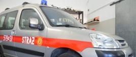 Przekazanie samochodu w OSP Jutrosin. Garaż w remizie OSP Jutrosin. Na zdjęciu przekazywany samochód operacyjny Citroen Berlingo. Nadwozie oklejone jest czerwonym psem, na którym umieszczony został numer operacyjny, napis "STRAŻ" oraz herb gminy Jutrosin. Na dachu - niebieski"kogut'.
