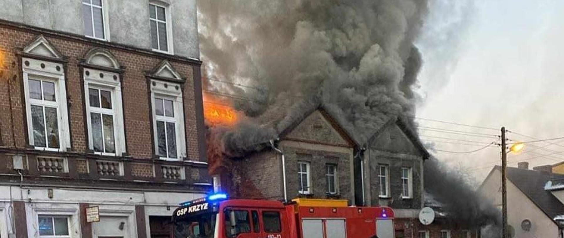 widok płonącego budynku