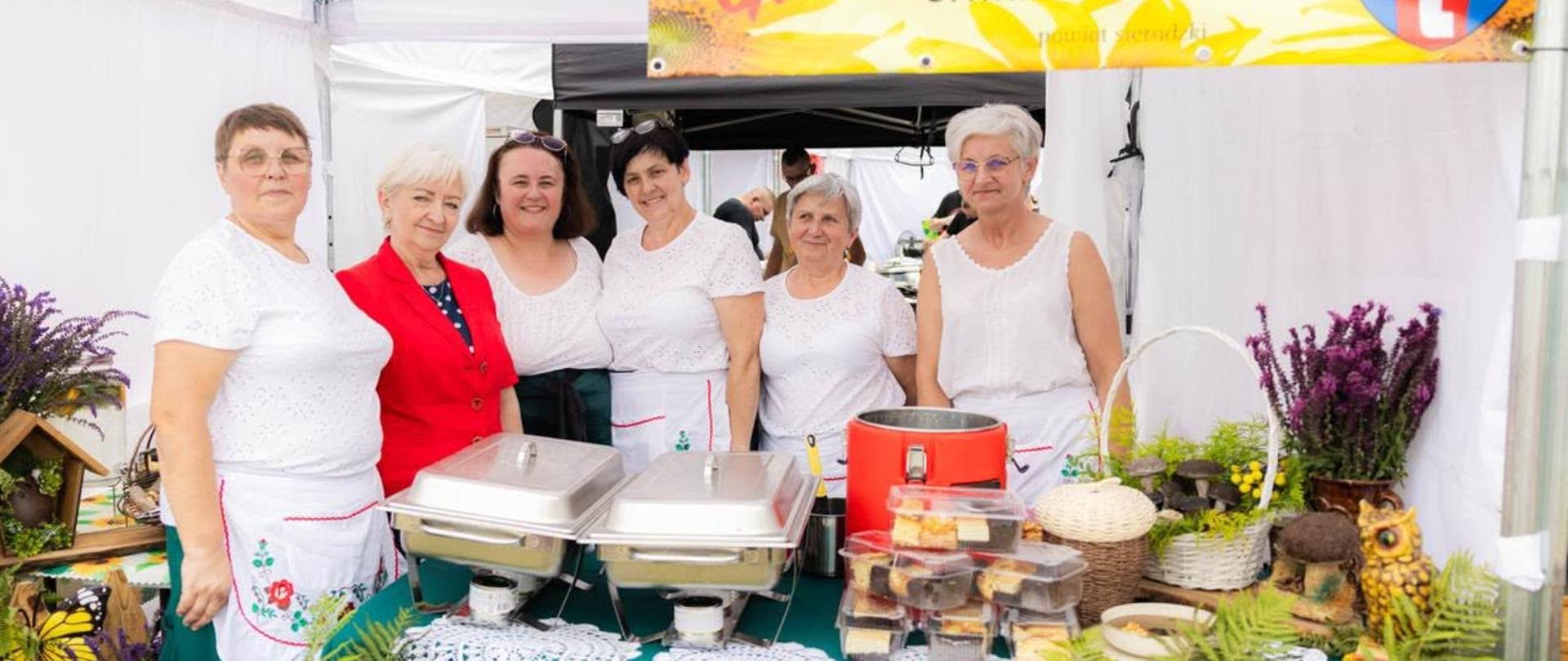 Wojewoda łódzki Dorota Ryl wspólnie z przedstawicielkami Koła Gospodyń Wiejskich Gawłowice 