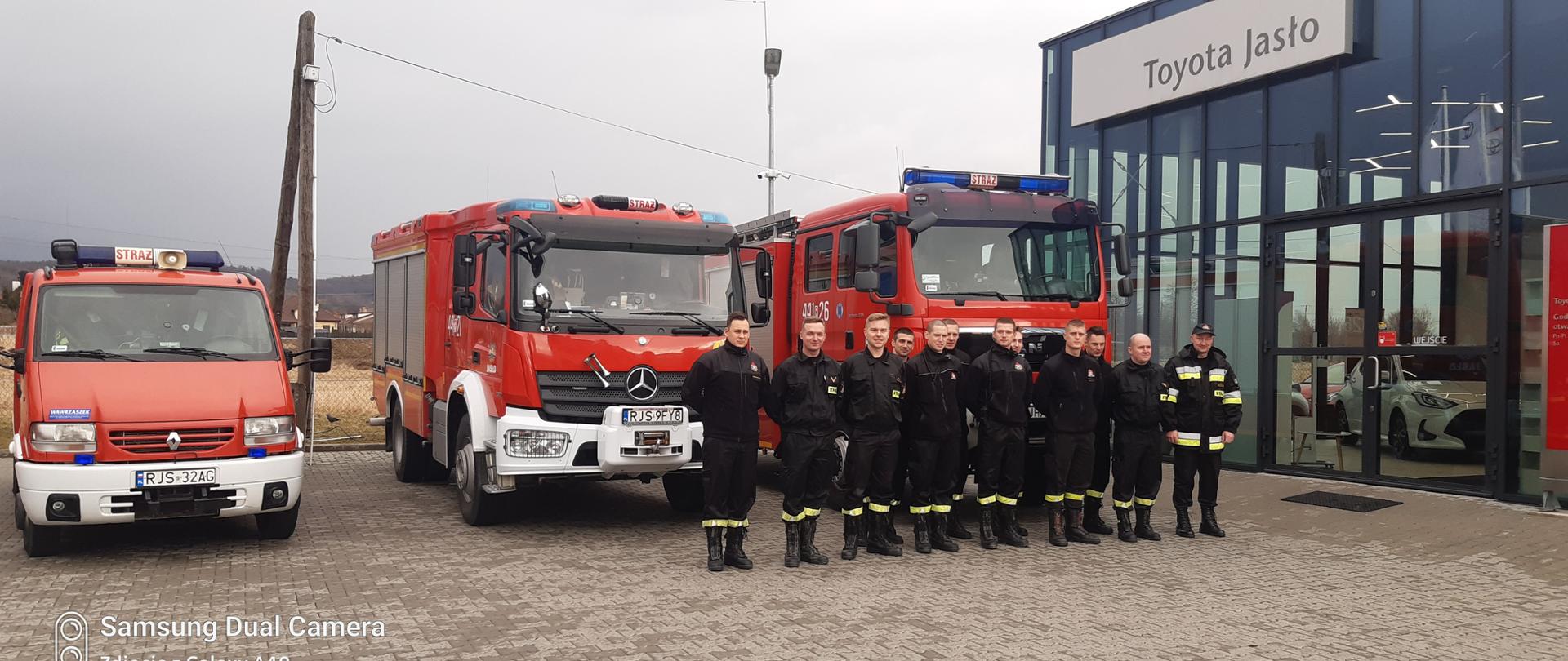 Na zdjęciu strażacy z PSP w Jaśle podczas szkolenia w salonie Toyoty zdjęcie grupowe na dworze