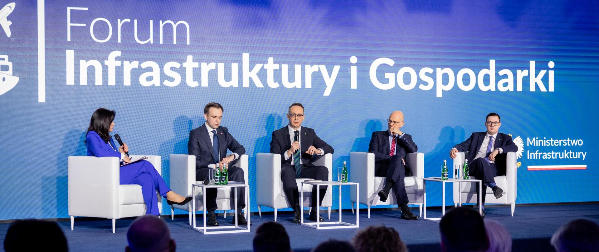 W Forum Infrastruktury i Gospodarki wzięli udział m.in. Dariusz Klimczak - minister infrastruktury, Maciej Berek - minister do spraw nadzoru nad wdrażaniem polityki rządu, Andrzej Domański - minister finansów i gospodarki oraz Miłosz Motyka - minister energii. 