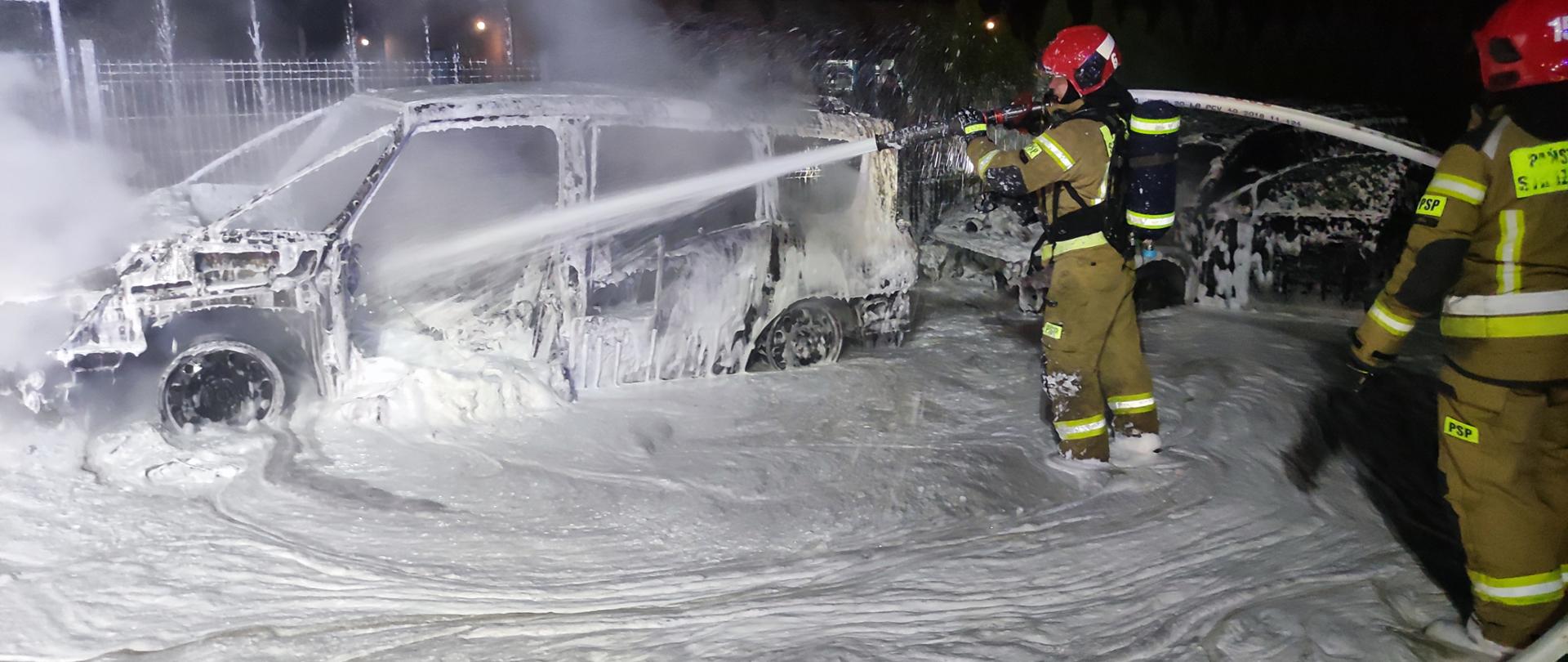 Pożar dwóch samochodów w Psarach