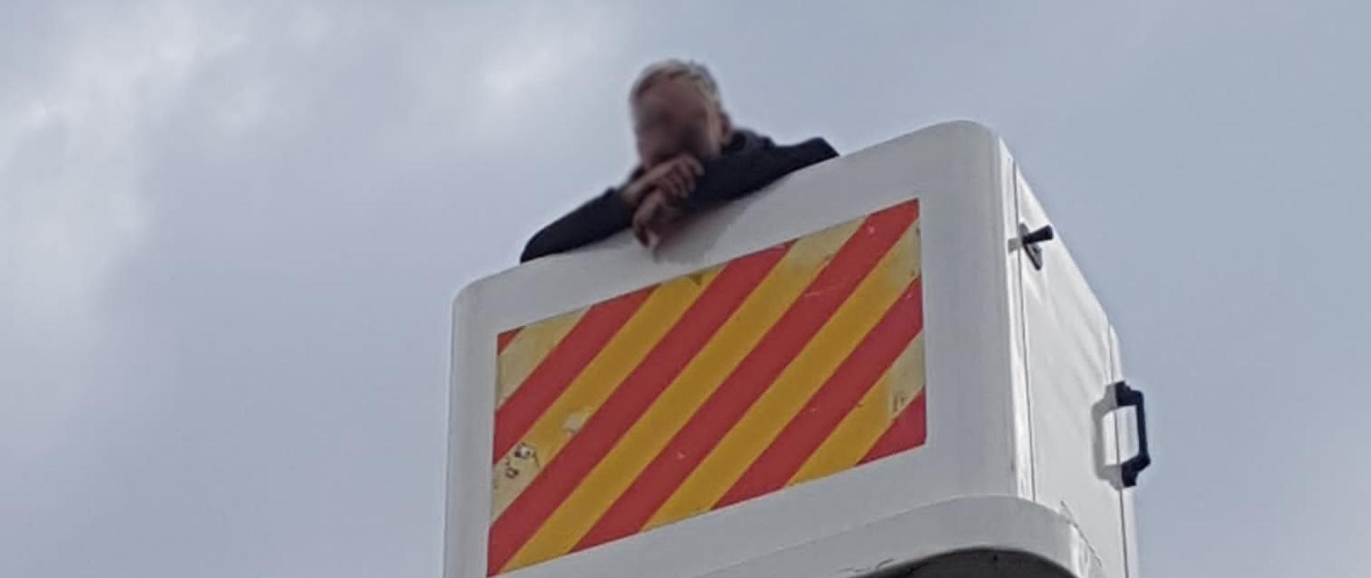 Człowiek w koszu podnośnika oczekuje na ewakuacje