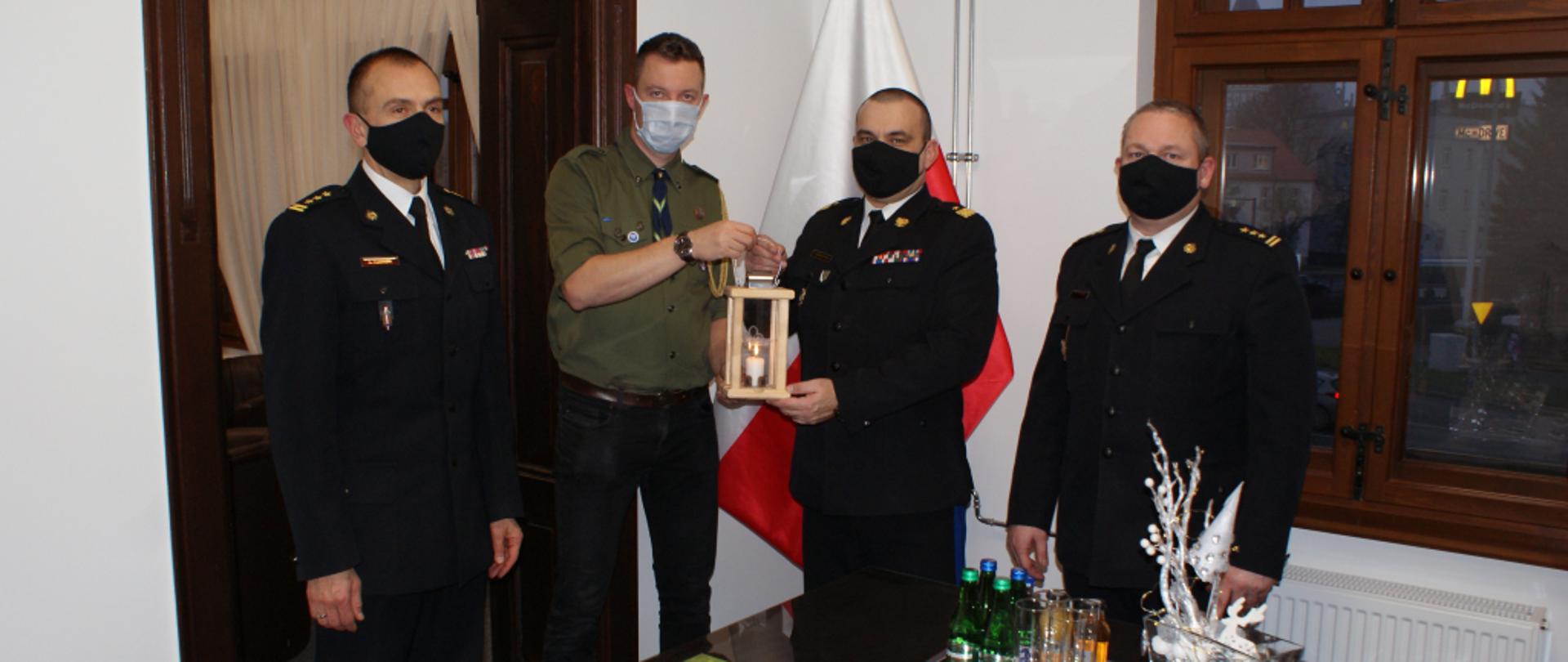 przekazanie światełka przez harcerzy dla kierownictwa KW PSP w Olsztynie