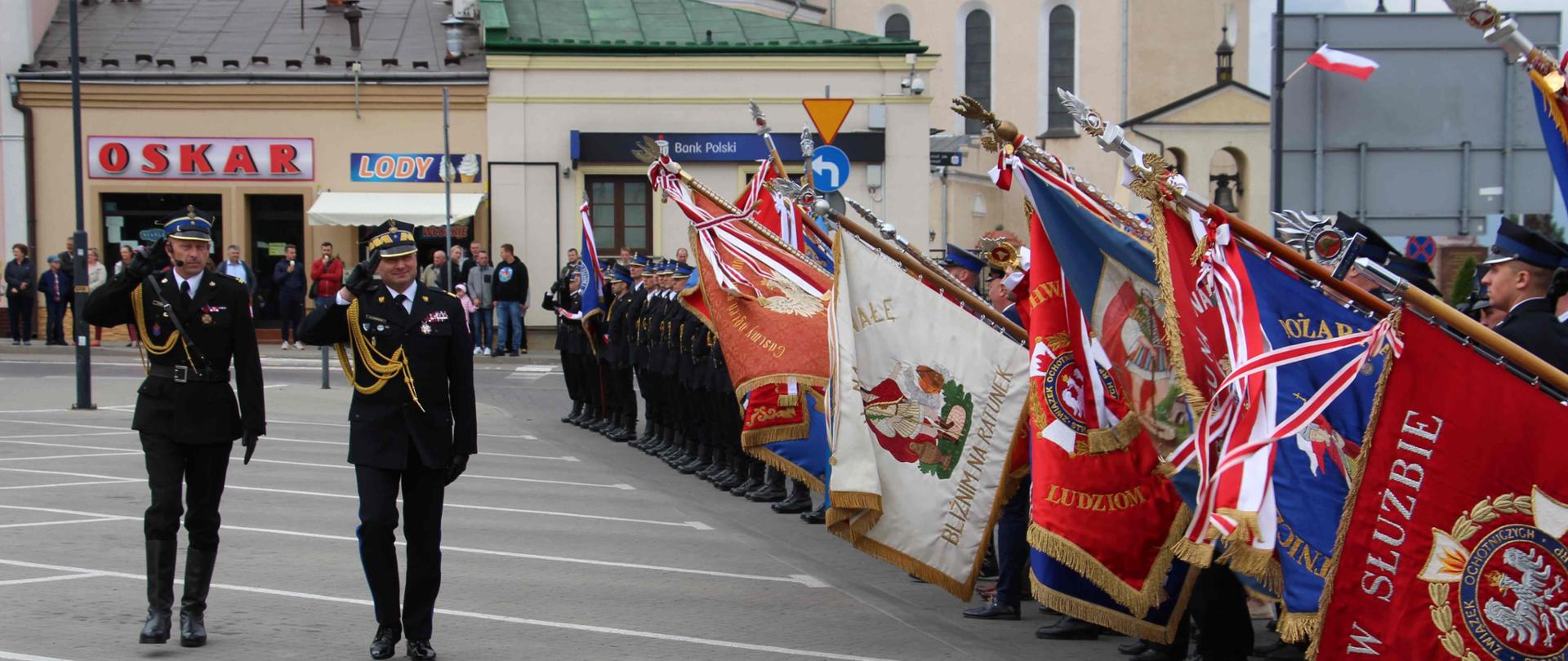 Zastępca komendanta głównego PSP oraz dowódca uroczystości dokonują przeglądu poddziałów