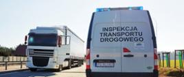 Kontrola jednej z ciężarówek przeprowadzona na terenie powiatu wolsztyńskiego. Po lewej zatrzymany samochód ciężarowy, po prawej inspekcyjny furgon.