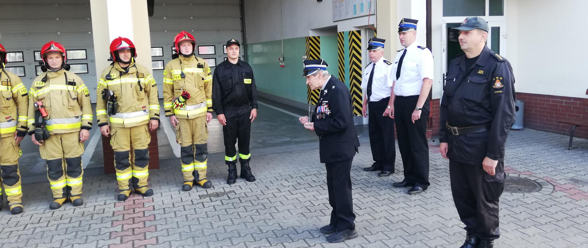 Uroczysta zmiana służby na pożegnanie kapelana