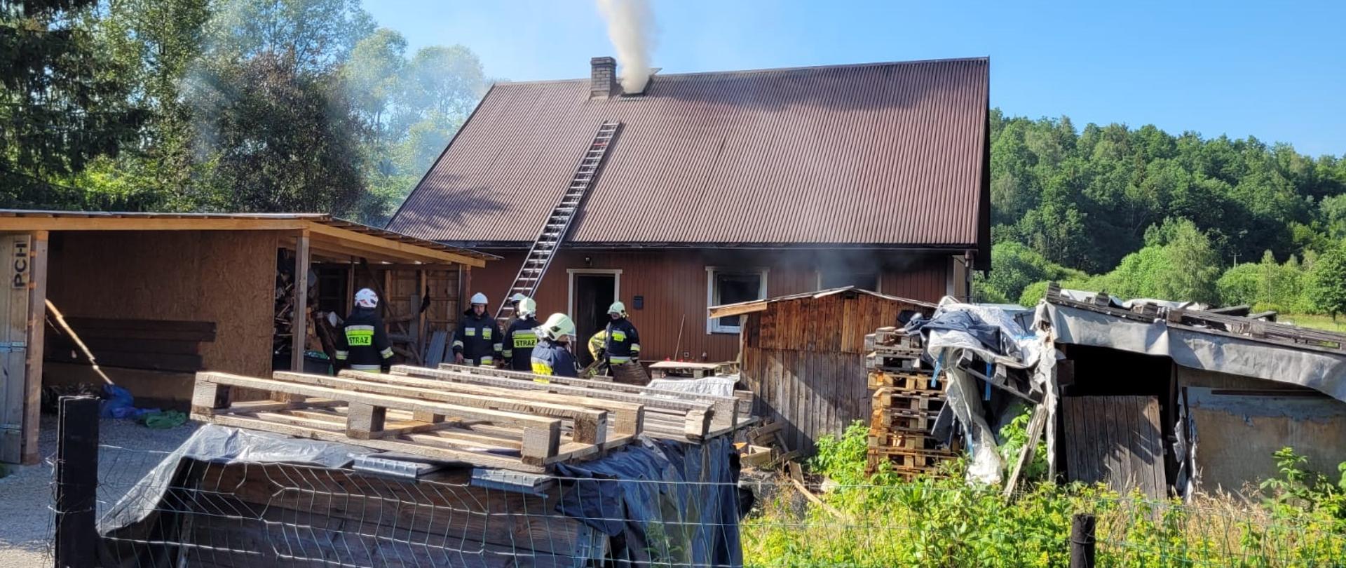 Zdjęcie przedstawia pożar budynku mieszkalnego