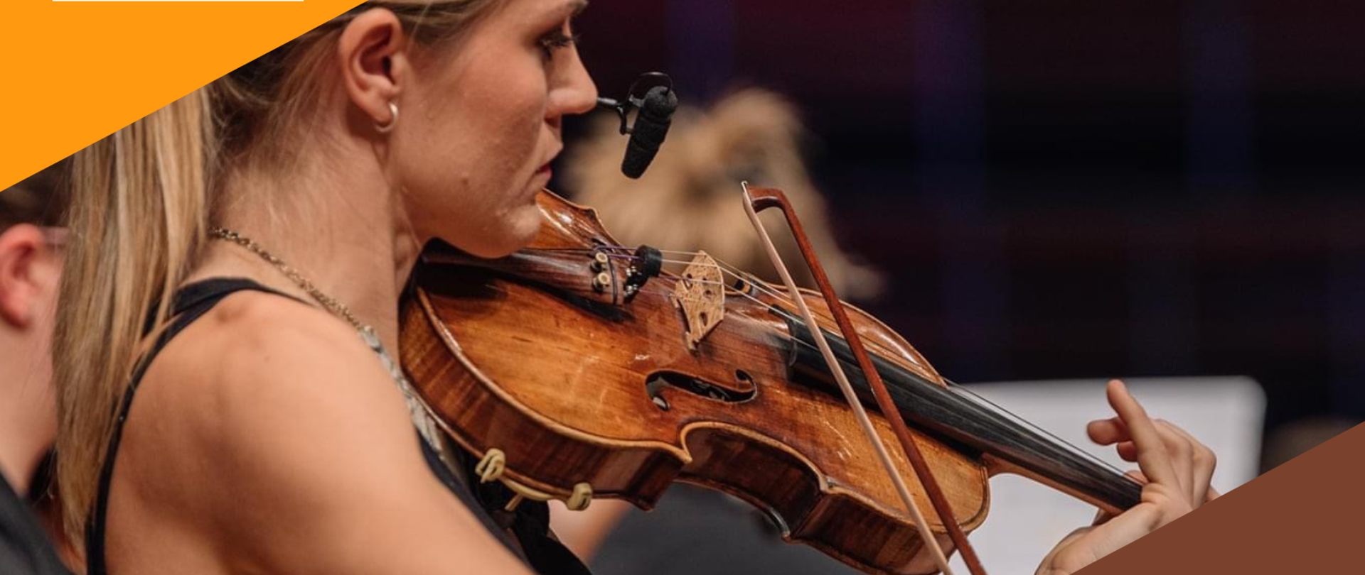 Grafika w odcieniach jasnego i ciemnego koloru brązu, oddzielona ukośnie zdjęciem prowadzącej warsztaty skrzypcowe - mgr Edyty Kornafel podczas koncertu. Na tle ciemnego brązu znajdują się napisy: "Warsztaty skrzypcowe z mgr Edytą Kornafel, absolwentka Akademii Muzycznej we Wrocławiu, członek kwartetu smyczkowego Neon String Quartet. 13 marca 2025 r., od godz. 11.00, sala nr 3 "mała aula", "stary" budynek".