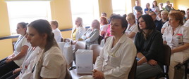 Personel Świętokrzyskiego Centrum Kardiologii w Kielcach podczas konferencji w szpitalu.