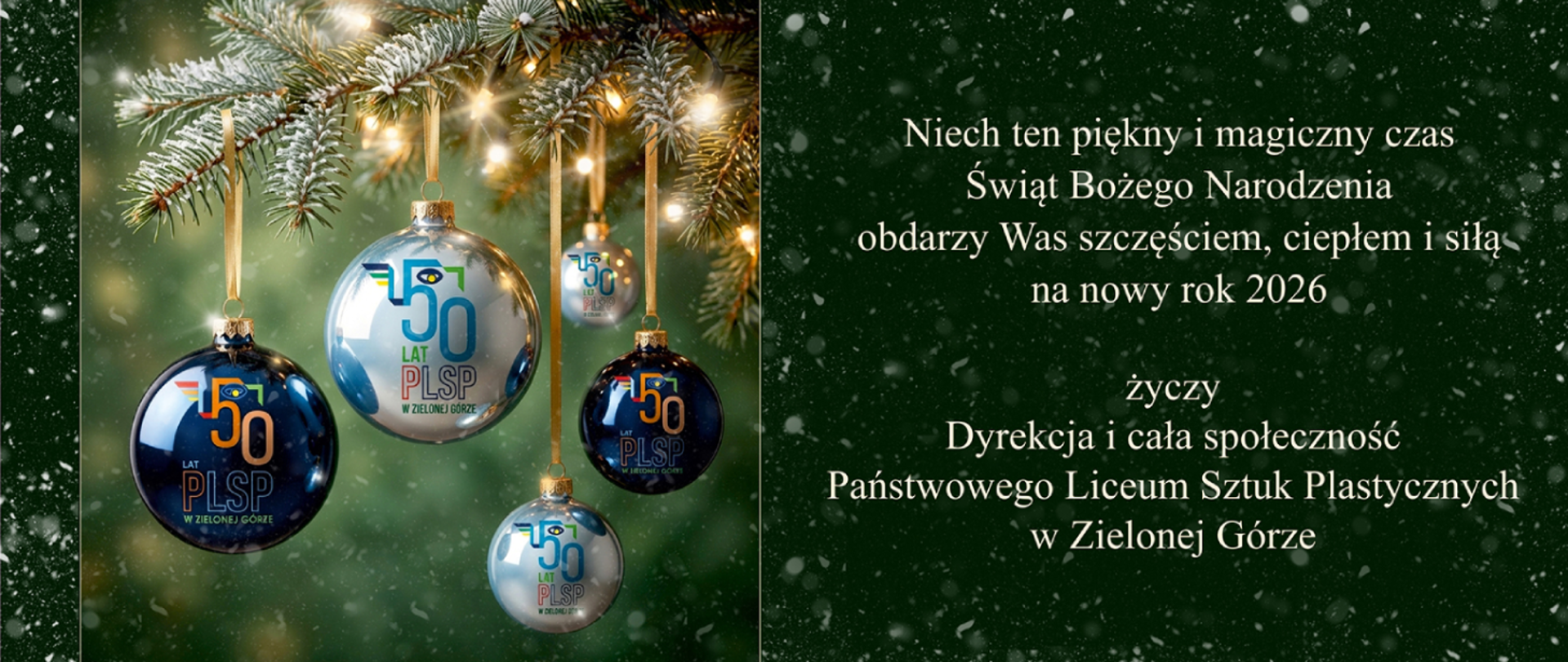 Po lewej stronie widoczne są wiszące bombki świąteczne z logiem 50 lecia szkoły, po prawej tekst z życzeniami świątecznymi