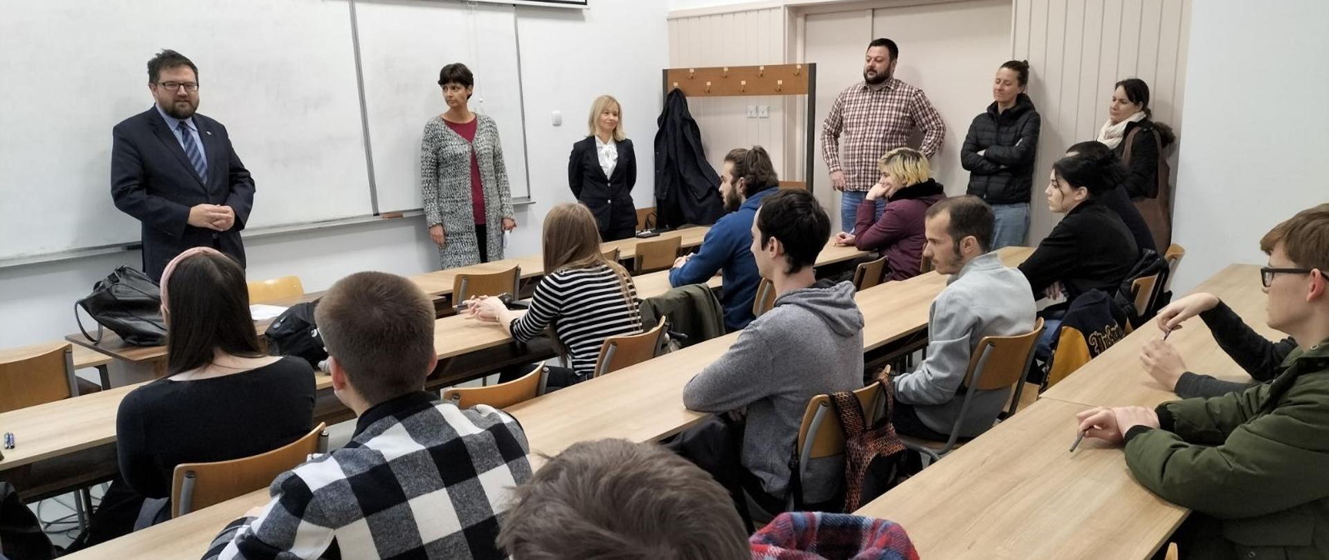 Tradicionalni Poljski dan na Filološkom fakultetu u Beogradu započeo je svečanim otvaranjem izložbe „Istorija poljske himne“ u auli fakulteta.