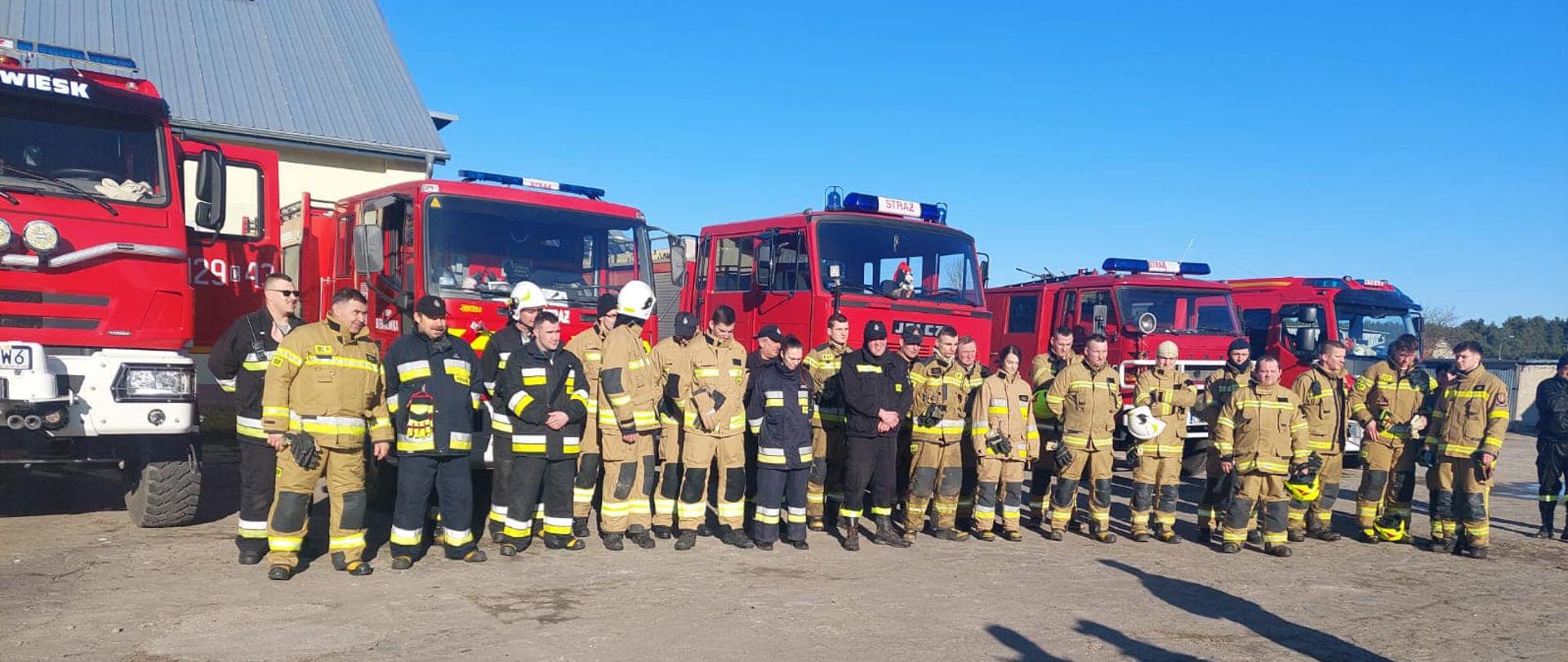 Na zdjęciu uczestnicy ćwiczeń zgrywających na terenie gospodarstwa rolnego w Borównie podczas zbiórki podsumowującej ćwiczenia.