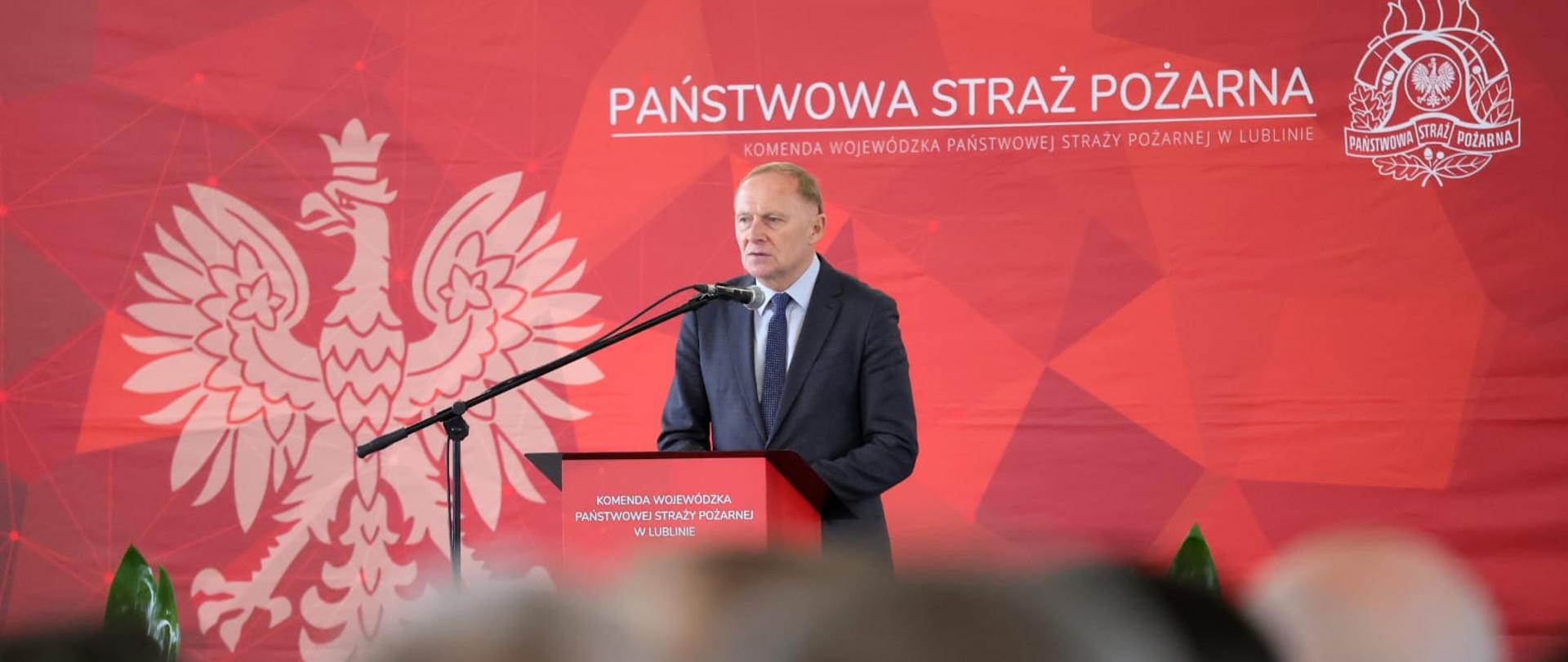 Wiceszef MSWiA Czesław Mroczek w nowym obiekcie strażaków z Janowa Lubelskiego