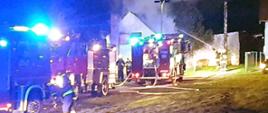 Działania gaśnicze strażaków podczas pożaru budynku gospodarczego w Lipiej Górze