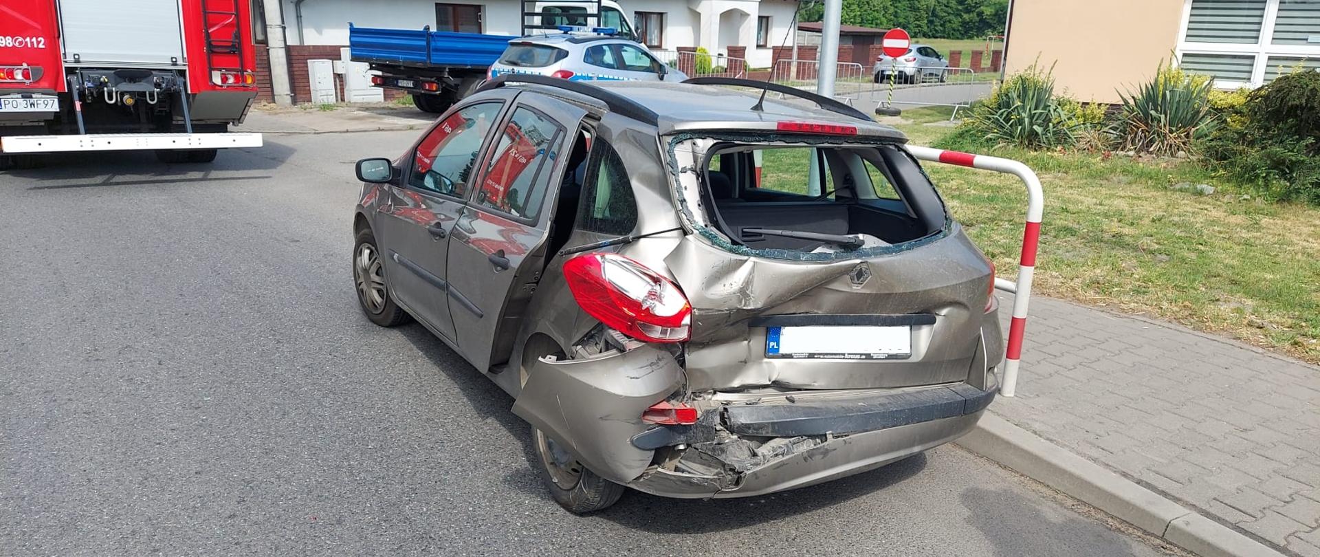 samochód osobowy po zderzeniu