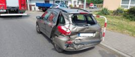 samochód osobowy po zderzeniu