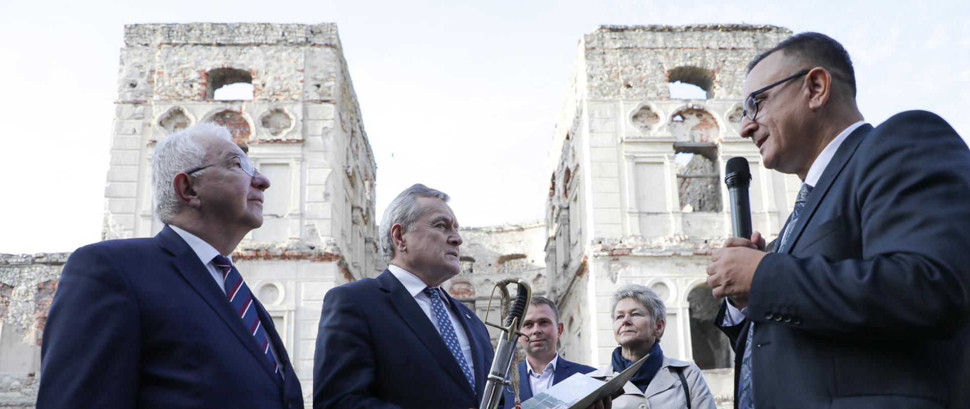 Wicepremier Piotr Gliński zwiedził ruiny Zamku Krzyżtopór w Ujeździe, fot. Danuta Matloch