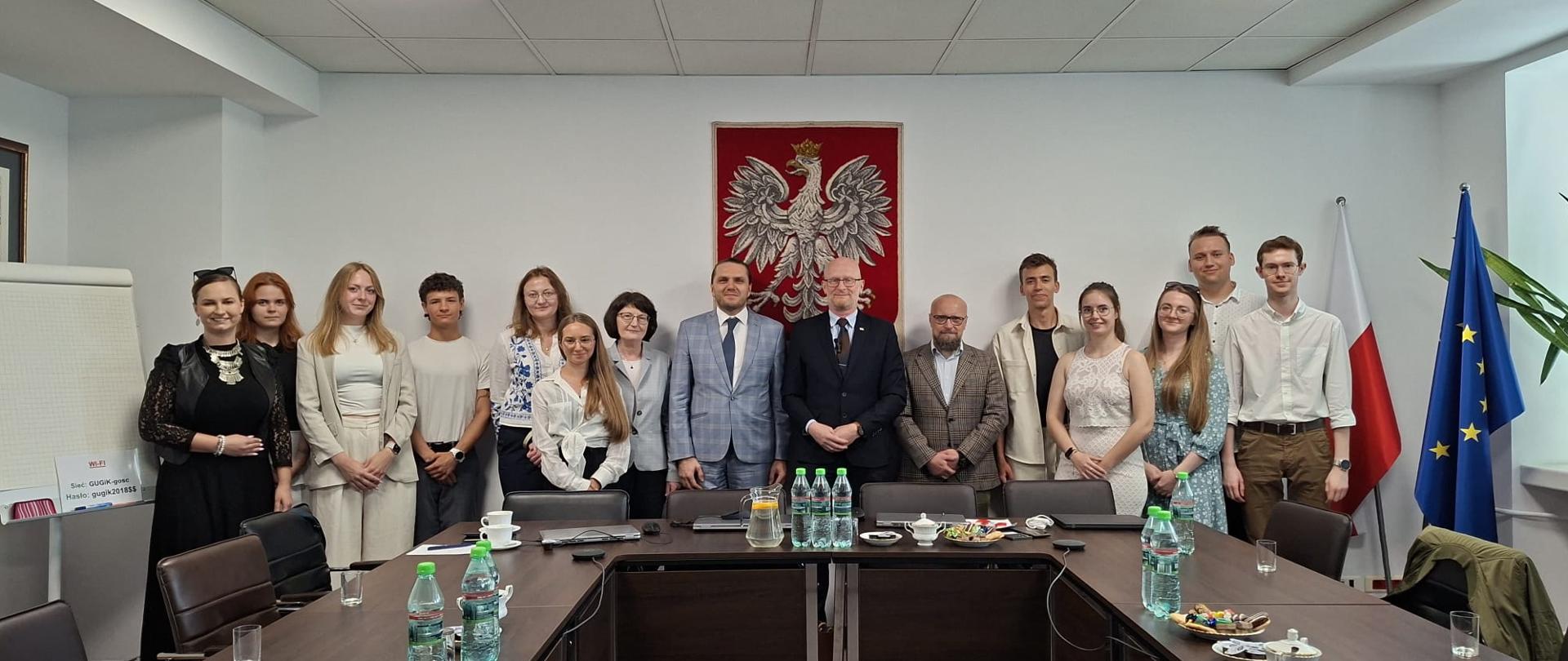 Pamiątkowe zdjęcie uczestników spotkania – studentów kierunku Geodezja i Kartografia Politechniki Śląskiej oraz przedstawicieli GUGiK