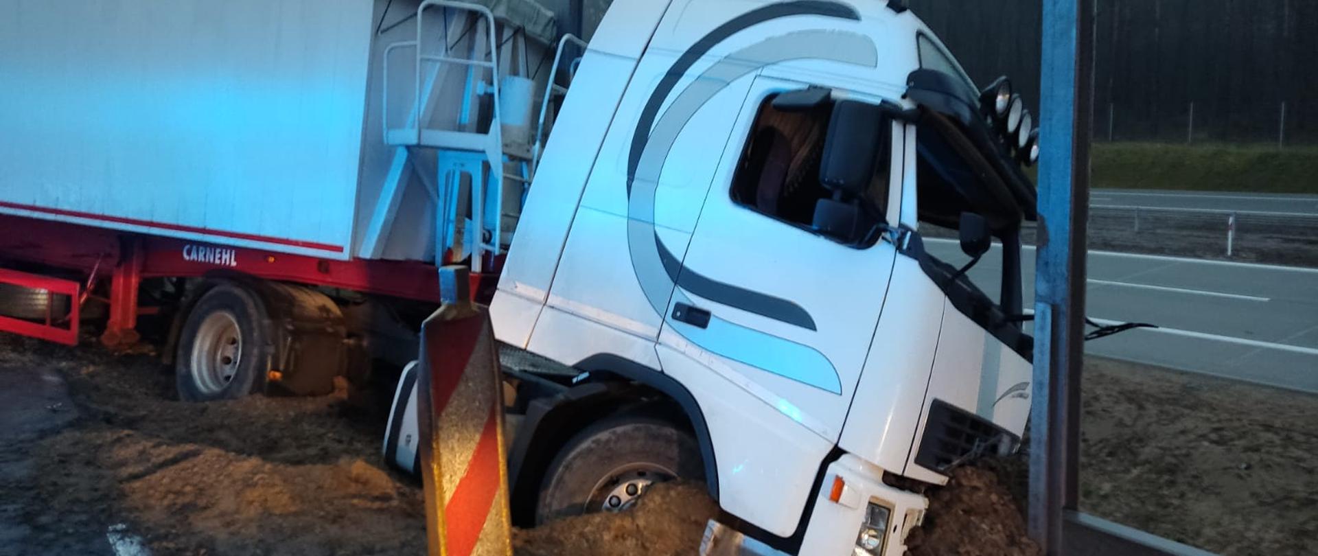 Kolizja dwóch samochodów ciężarowych na DK 7